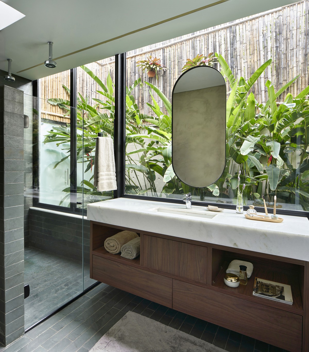 Cuarto de baño con grandes ventanales