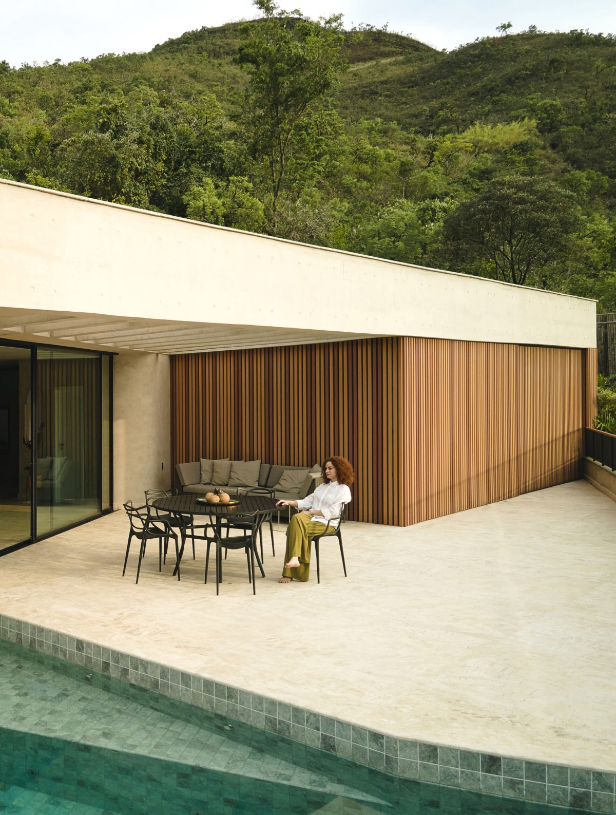 Muebles junto a la piscina