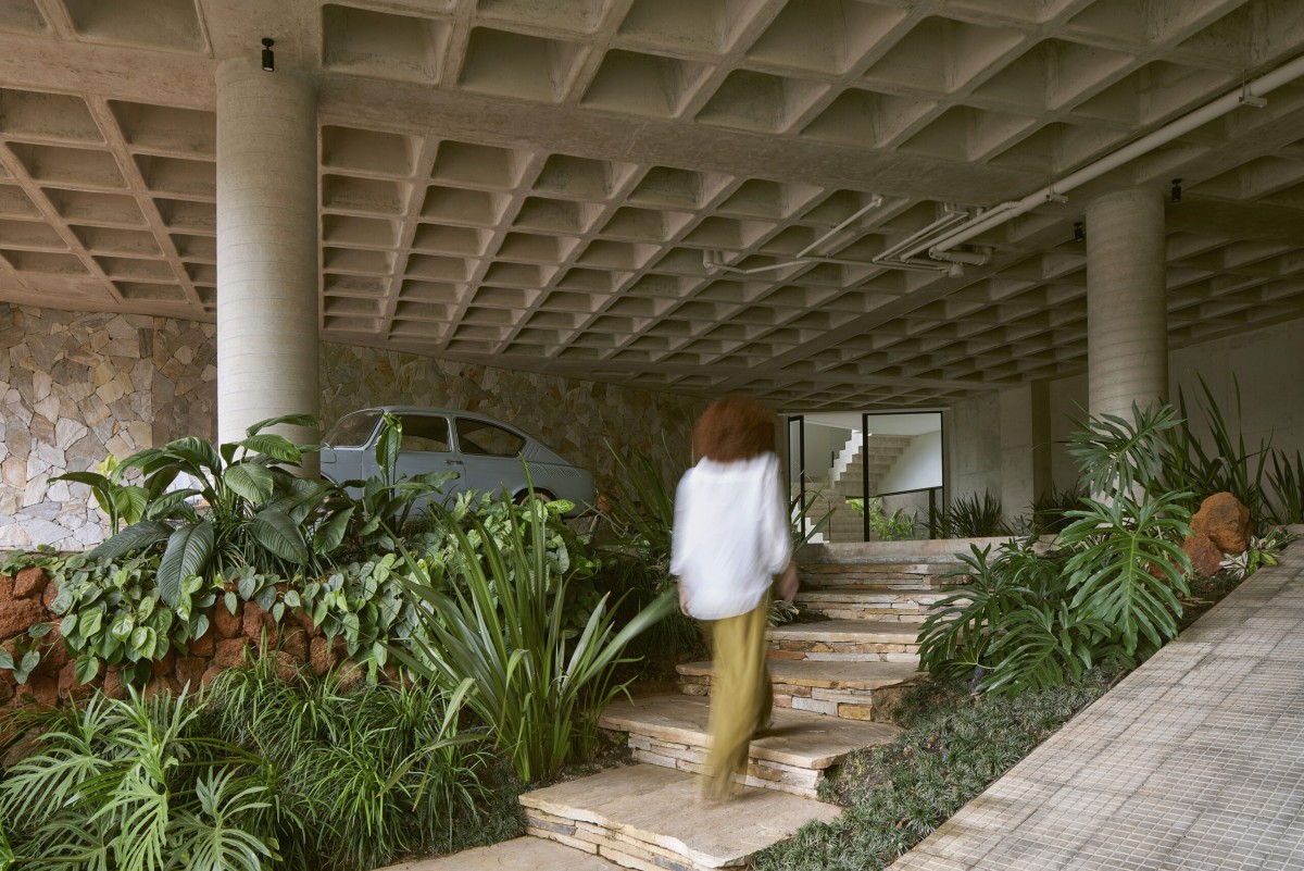 Entrada por el jardín