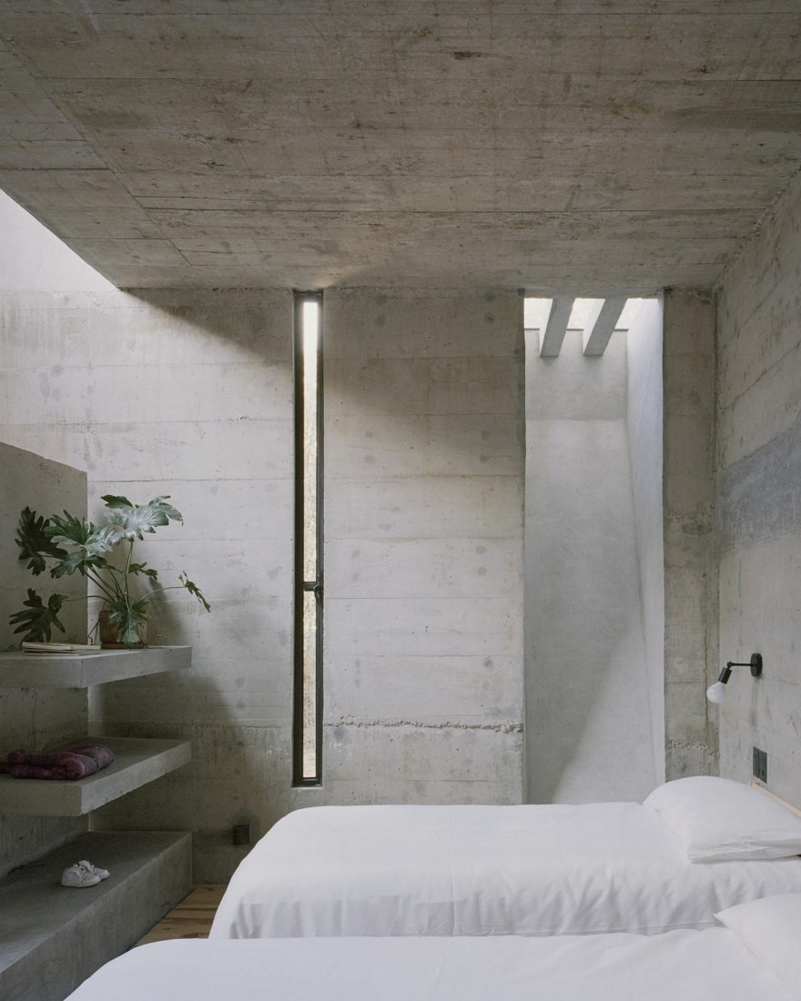 Habitación doble con estanterías