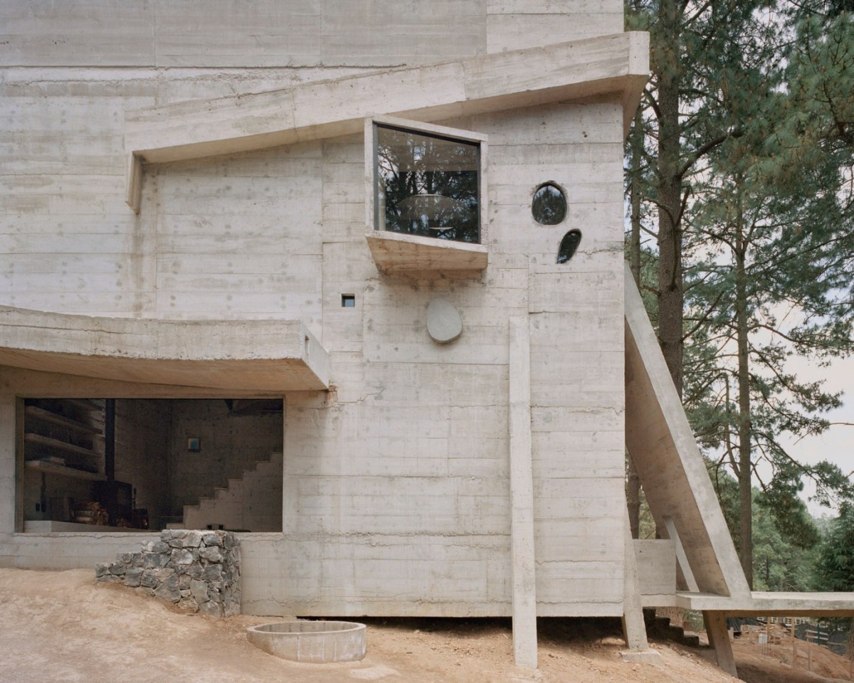 Fachada lateral con ventanal