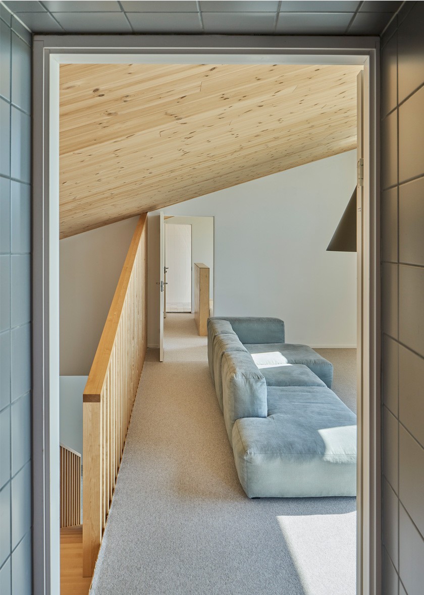 Estancia en la segunda planta con sofá