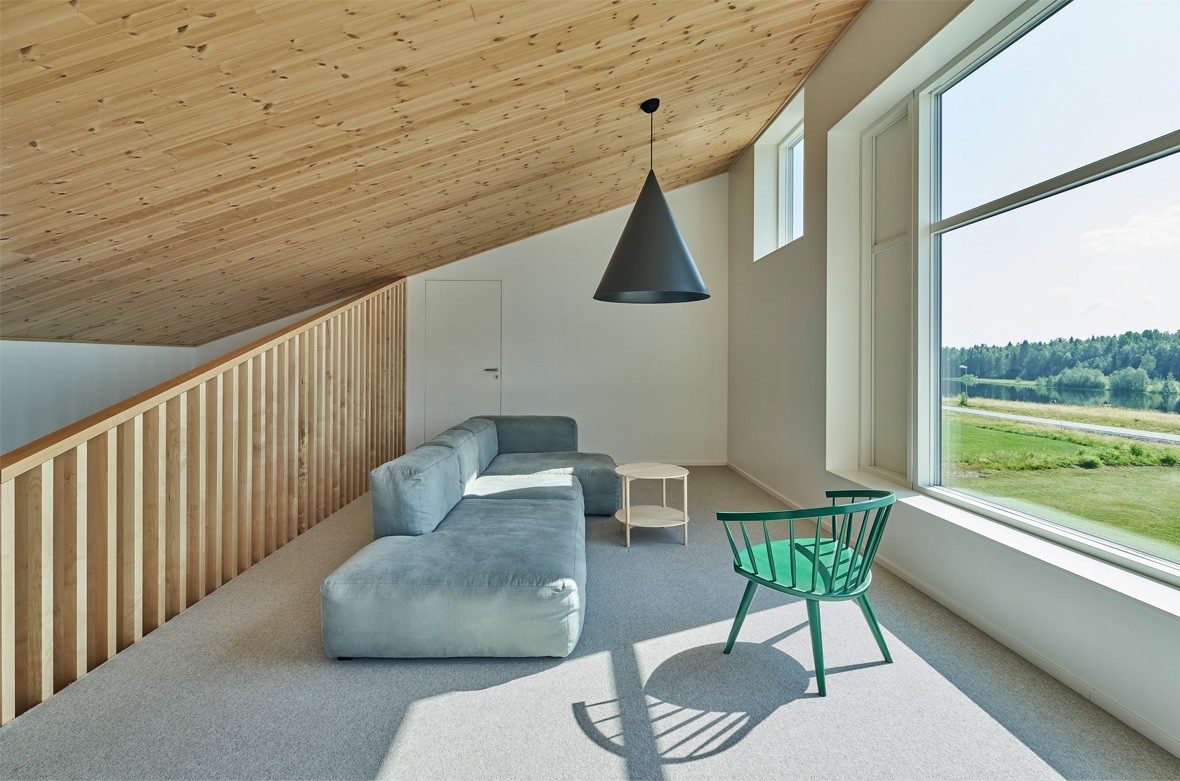 Salón en la segunda planta con ventanal