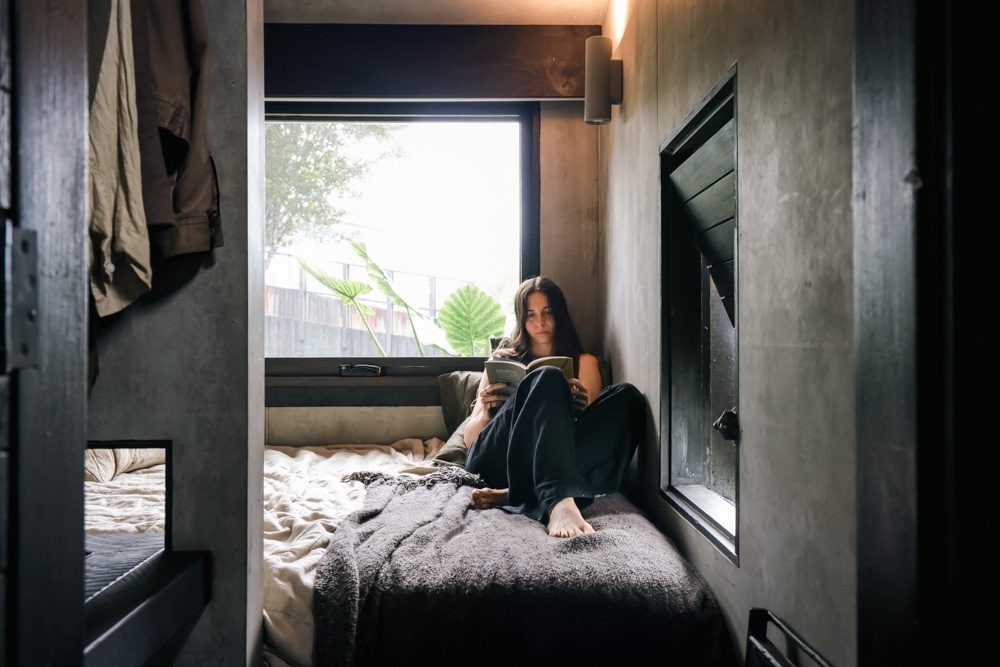 Chica en un dormitorio