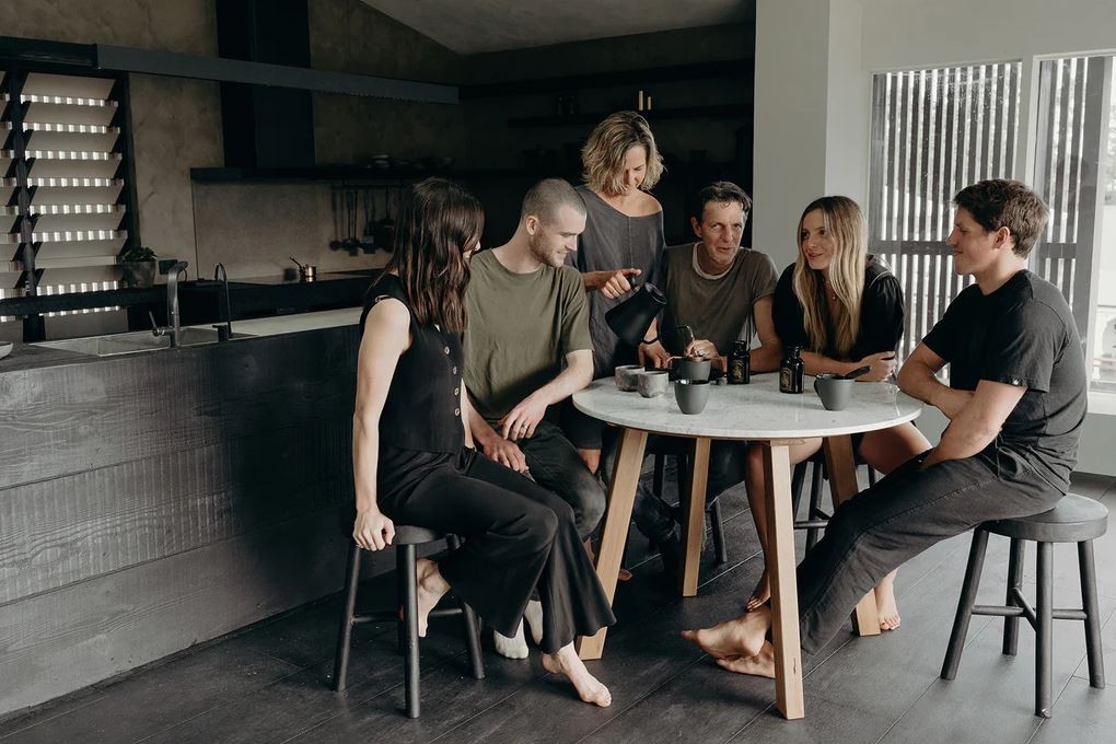 Terraza cubierta con gente