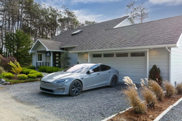 Garaje con un Tesla en la puerta en Wander Anchor Bay