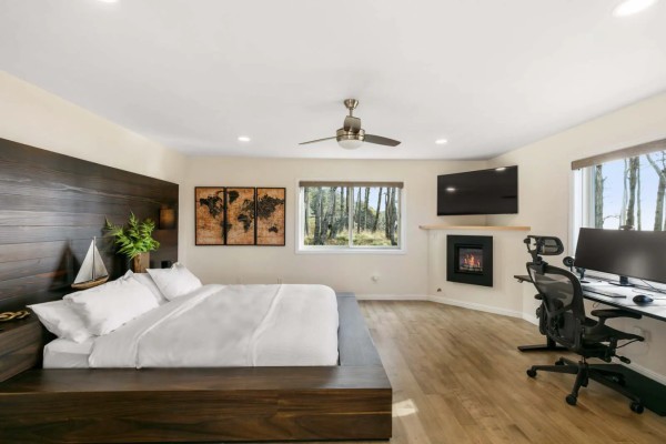 Dormitorio con espacio de trabajo en Wander Anchor Bay