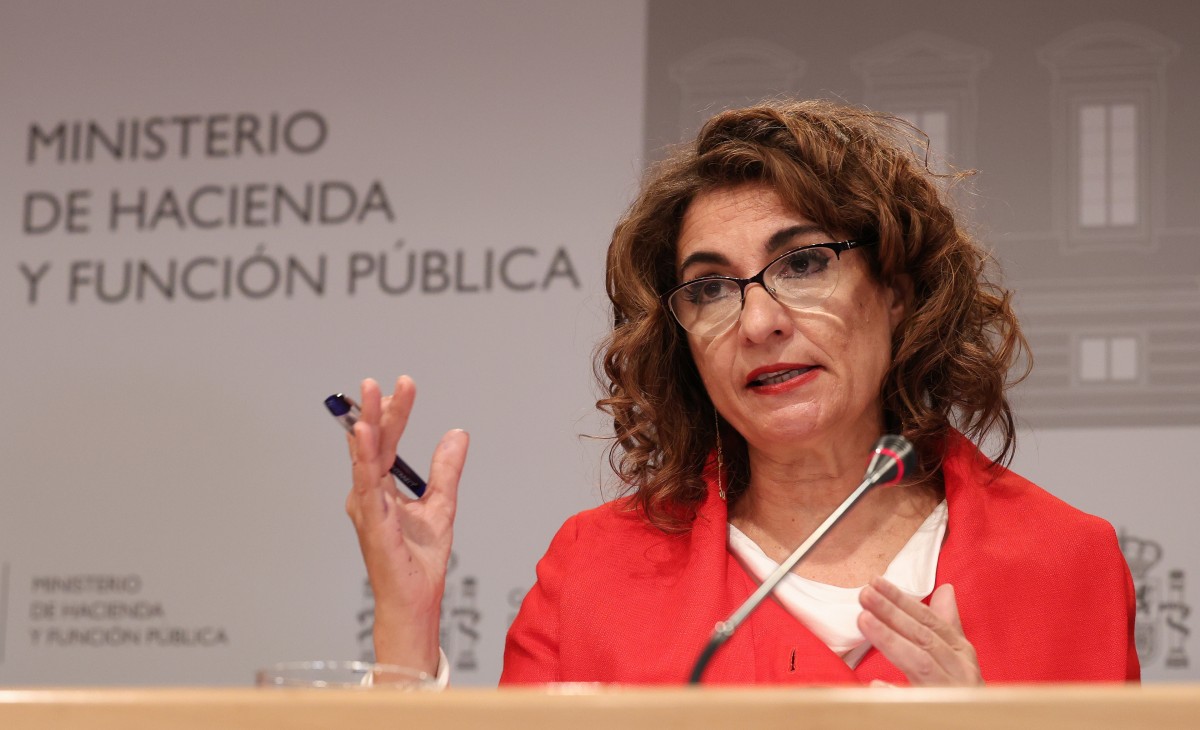 La ministra de Hacienda y Función Pública, María Jesús Montero, ofrece una rueda de prensa en la sede del Ministerio, a 30 de marzo de 2023, en Madrid (España). La ministra ha presentado los datos de cierre de la ejecución presupuestaria del conjunto de l