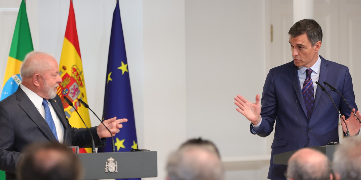 El presidente del Gobierno, Pedro Sánchez junto al presidente de la República Federativa de Brasil, Lula da Silva, este miércoles en Moncloa.