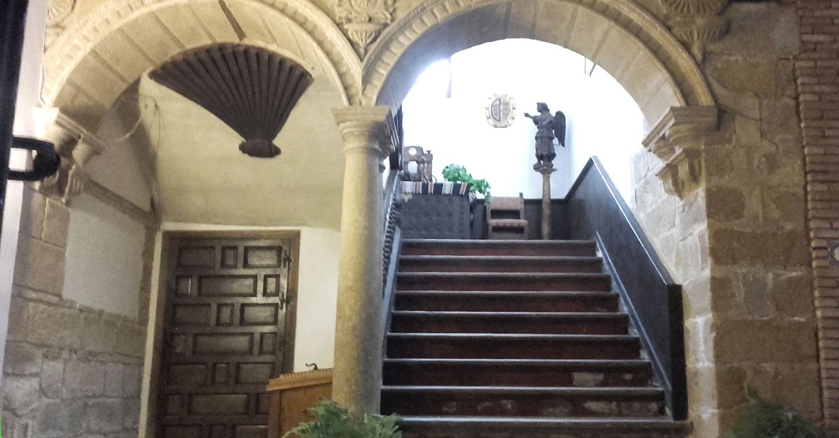 Escalera señorial de la antigua Casa Convento de San Juan de la Cruz en Baeza