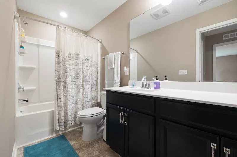 Cambia las cortinas y algún detalle del baño