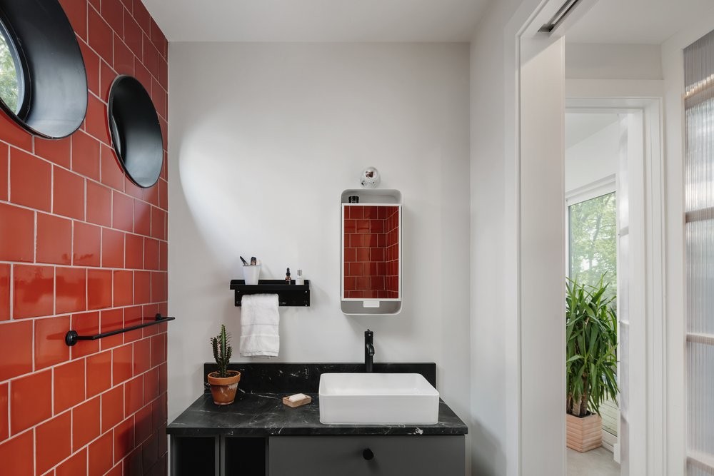 Cuarto de baño con colores rojizos y blanco