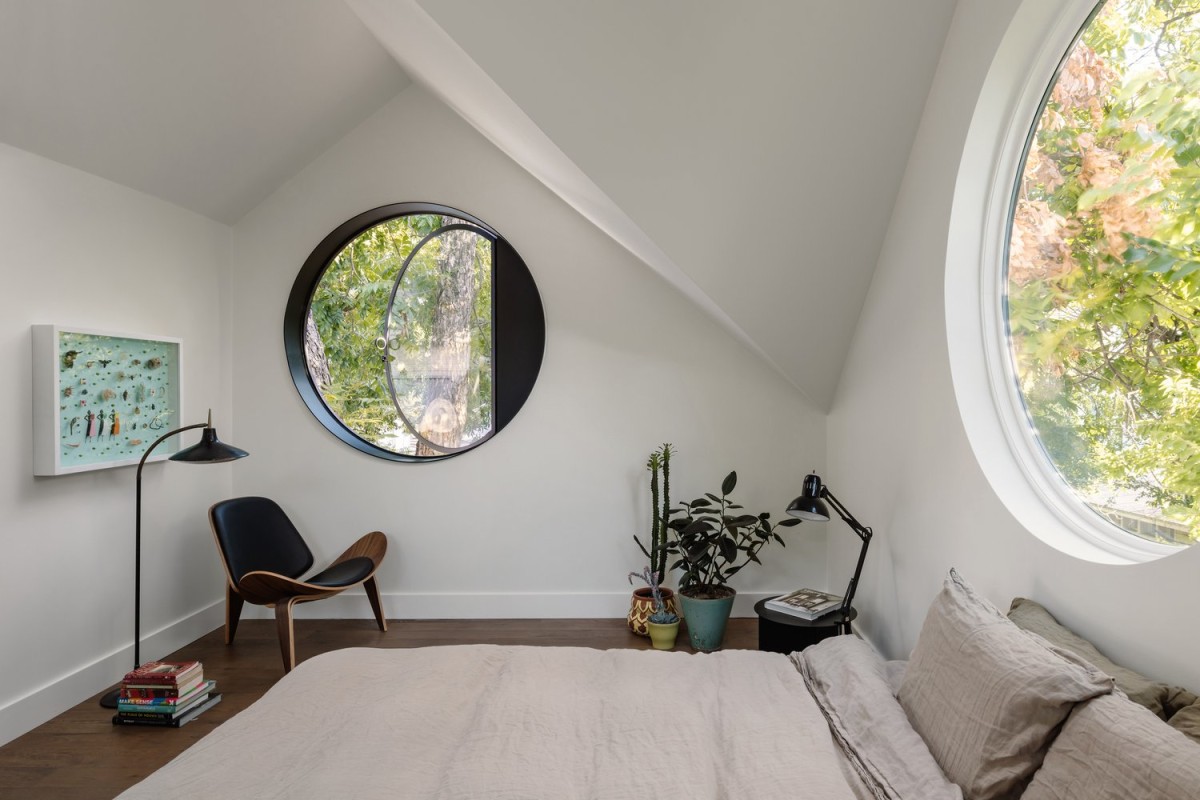 Dormitorio con muebles y venanas circulares