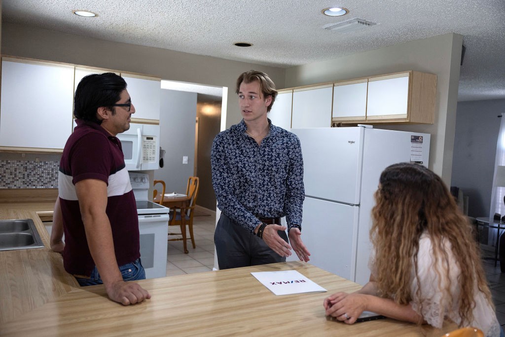 Un agente inmobiliario enseña una vivienda