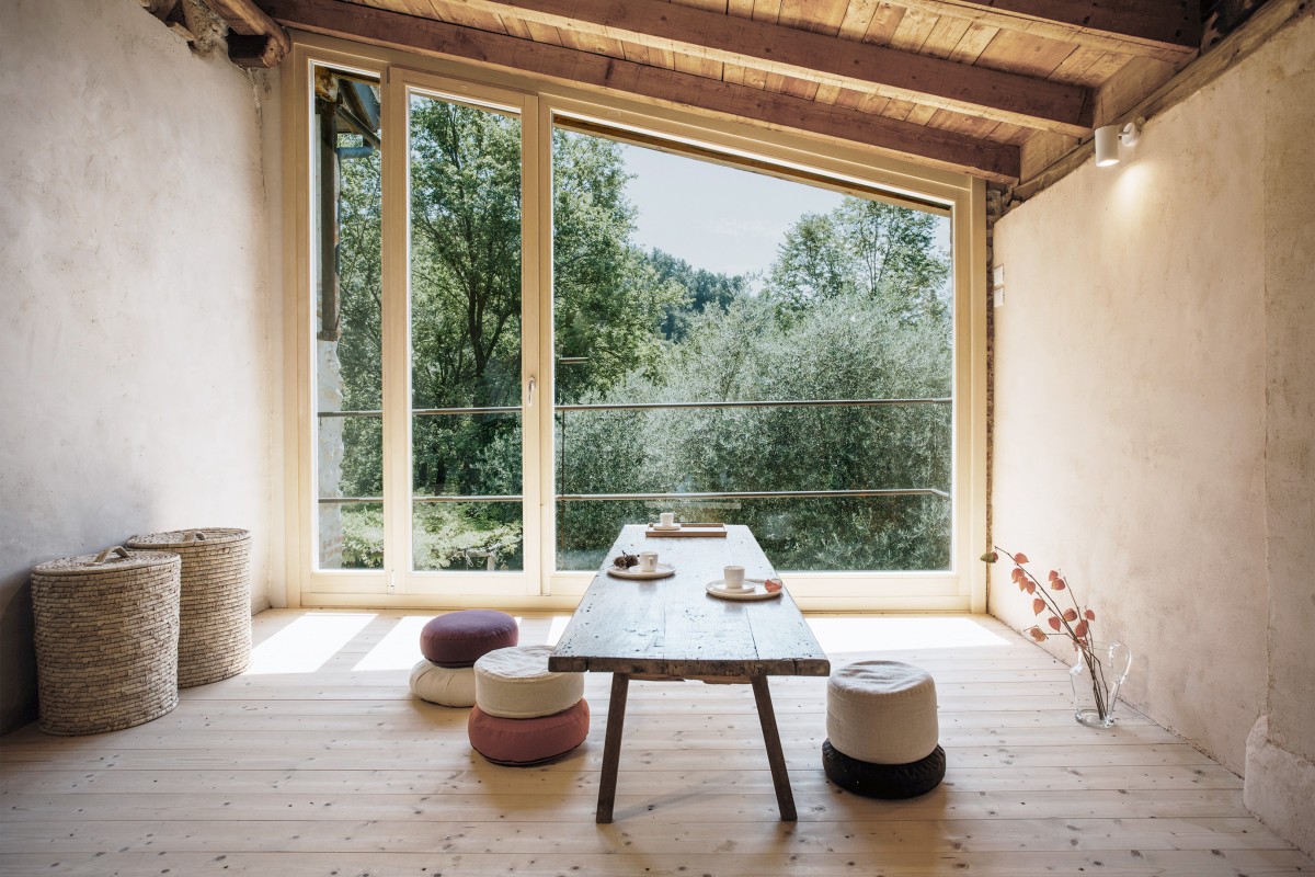 Salón con asientos y un gran ventanal