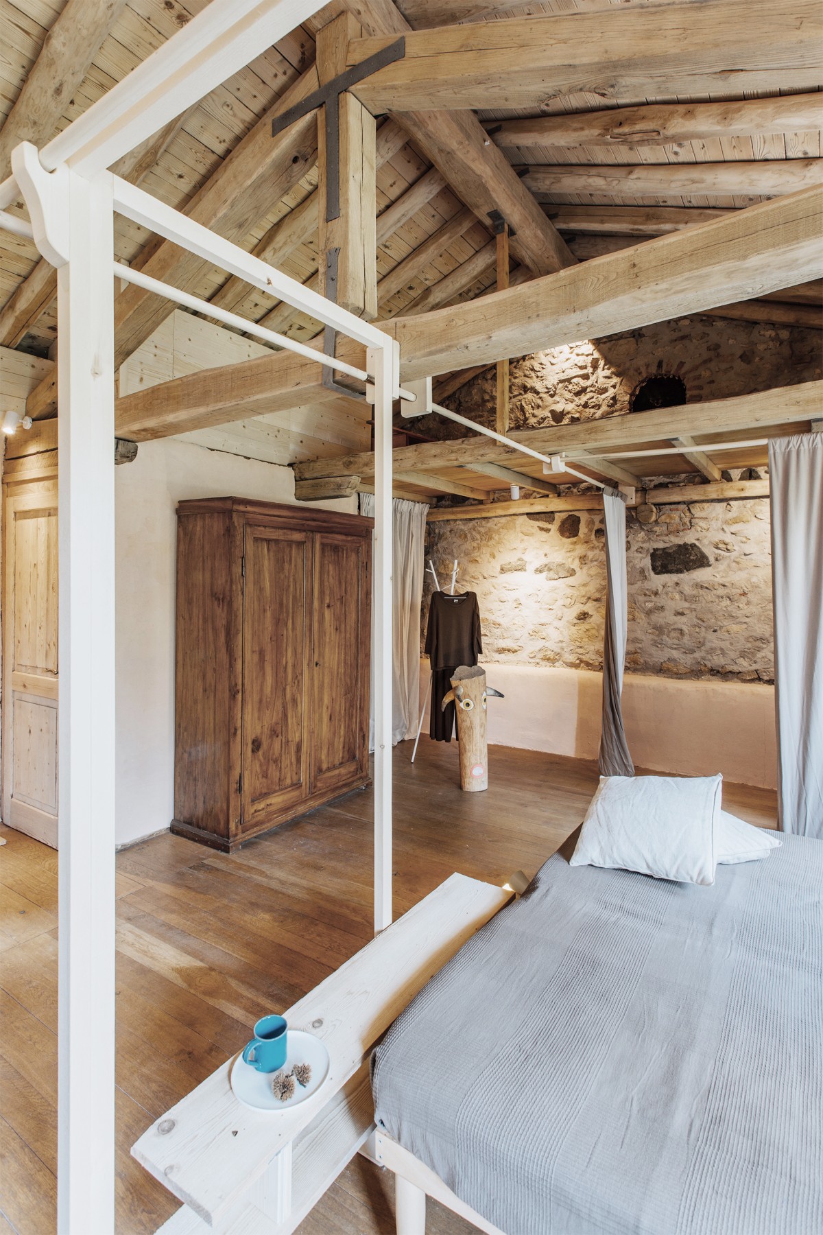 Dormitorio con cama y armario