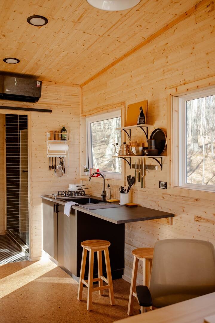 Cocina con muebles y electrodomésticos