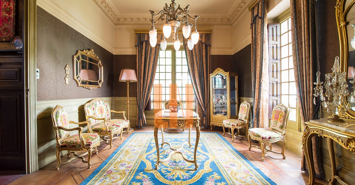 Amplio salón en el palacete indiano de Viveiro (Lugo)