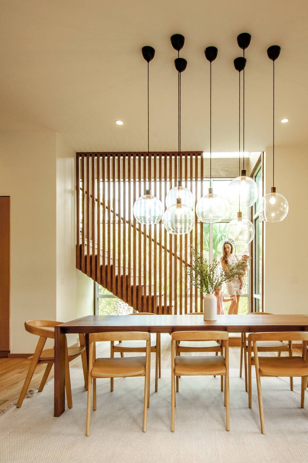 Comedor amueblado con las escaleras para acceder arriba