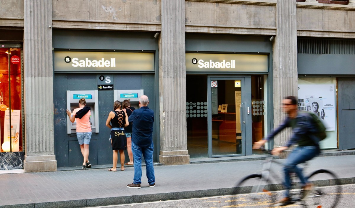 Kann man ein spanisches Bankkonto vom Ausland aus schließen?