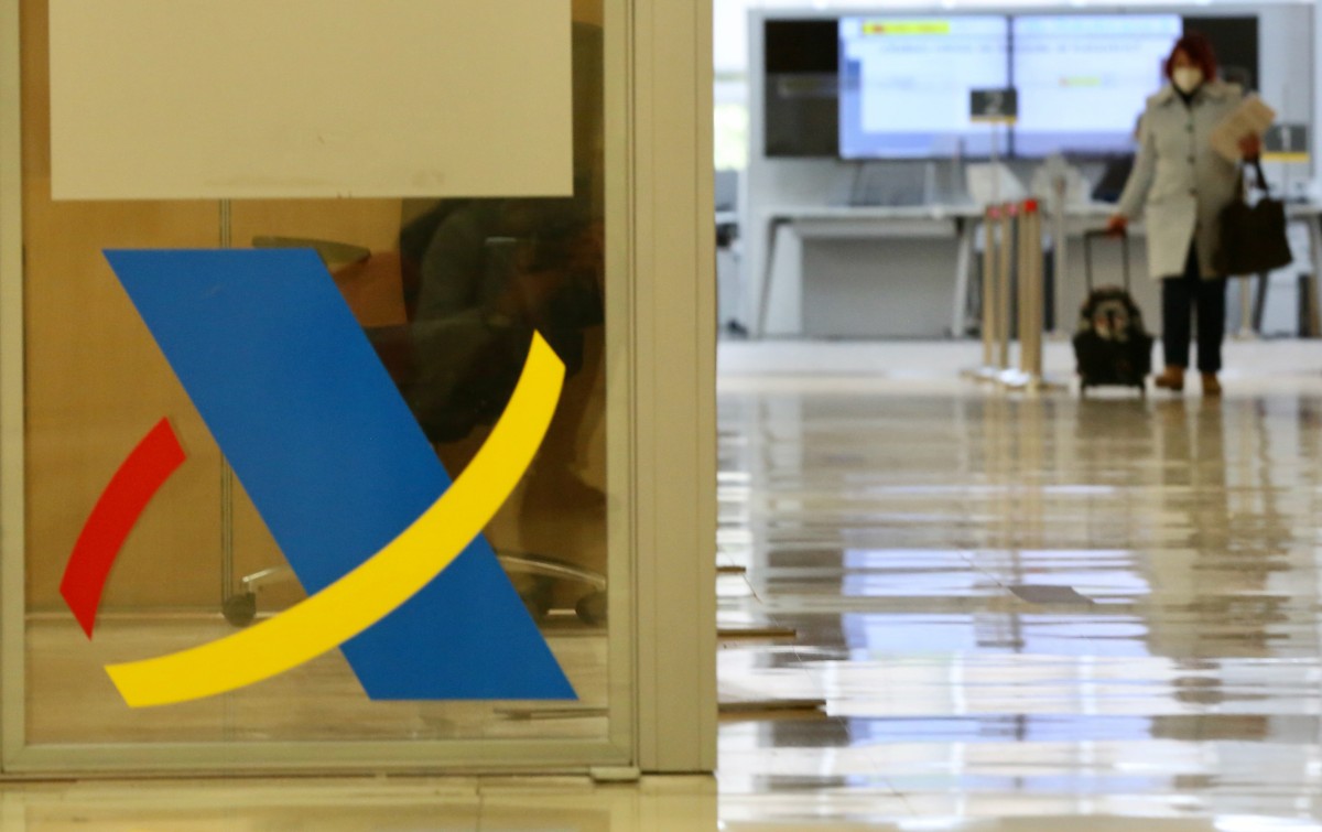 Archivo - Logotipo de la Agencia Tributaria en una mampara en una Oficina de dicha agencia, en Guzmán El Bueno, a 27 de enero de 2022, en Madrid (España). El Tribunal de Justicia de la UE ha declarado hoy ilegal el sistema de sanciones que aplica Hacienda