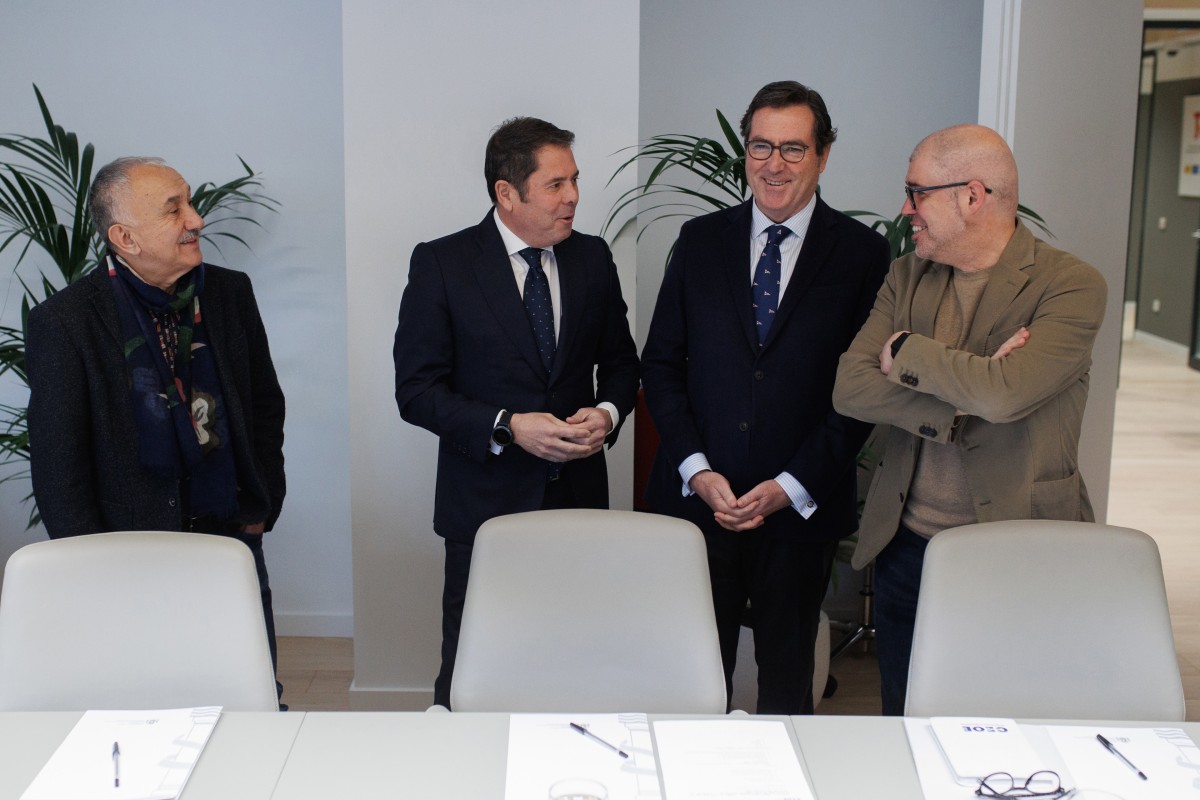 Archivo - (I-D) El secretario general de UGT, Pepe Álvarez; el presidente de Cepyme, Gerardo Cuerva; el presidente de la CEOE, Antonio Garamendi; y el secretario general de CCOO, Unai Sordo, en una imagen de archivo