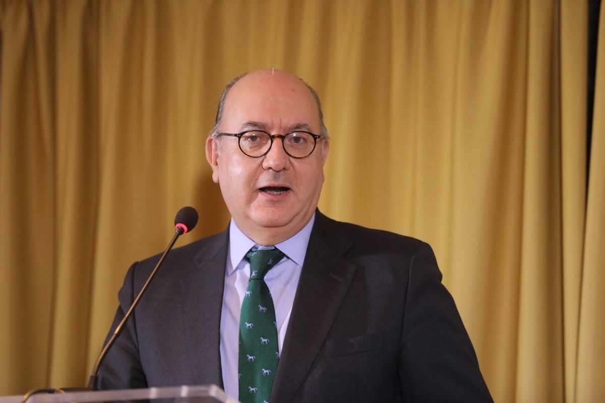 Archivo - El presidente de la Asociación Española de Banca, José María Roldán, interviene en la entrega de los premios Tintero y Secante, en la sede del Club Financiero Génova, a 24 de noviembre de 2021, en Madrid (España). La ministra de Trabajo recibe