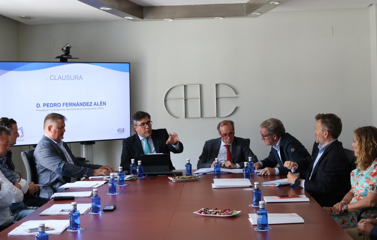 El presidente de la Confederación Nacional de la Construcción (CNC), Pedro Fernández Alén, participa en León en la clausura de la Asamblea General Anual de la Asociación Leonesa de Edificación y Obra Pública (Aleop)