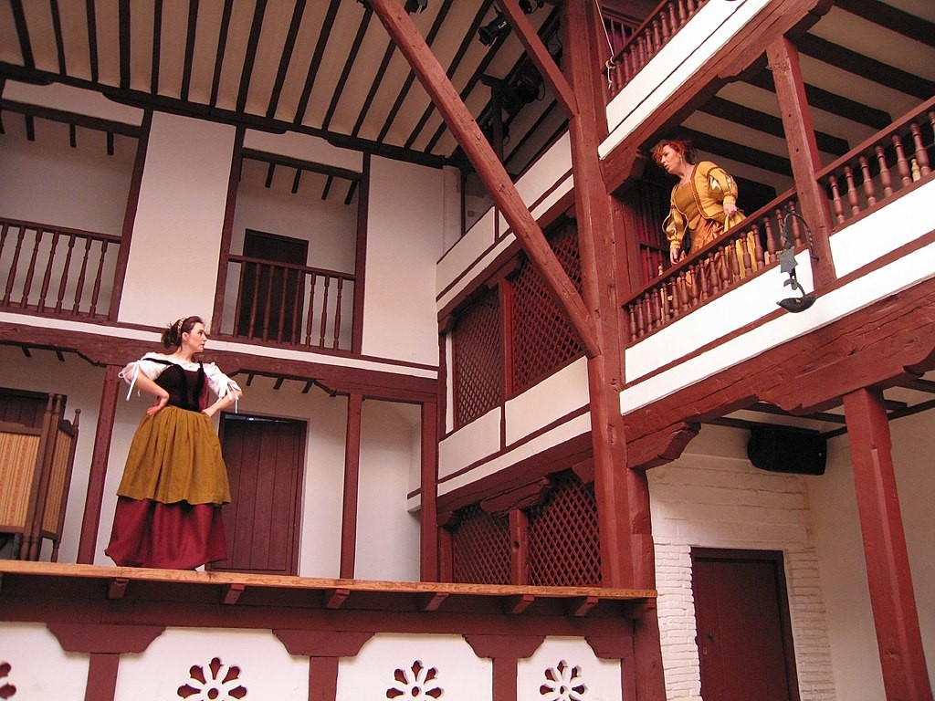 Dos actores en el corral de comedias de Almagro