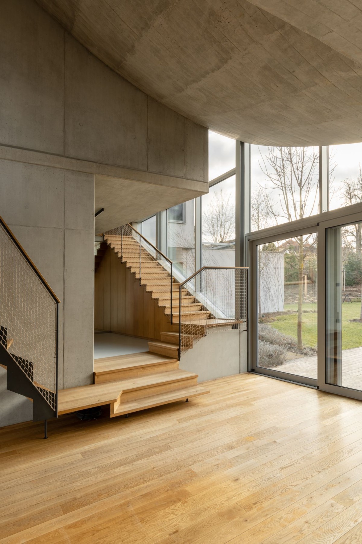 Espacio interior con escaleras de madera