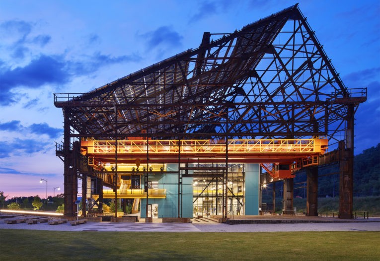 Vista exterior por la noche con la instalación iluminada