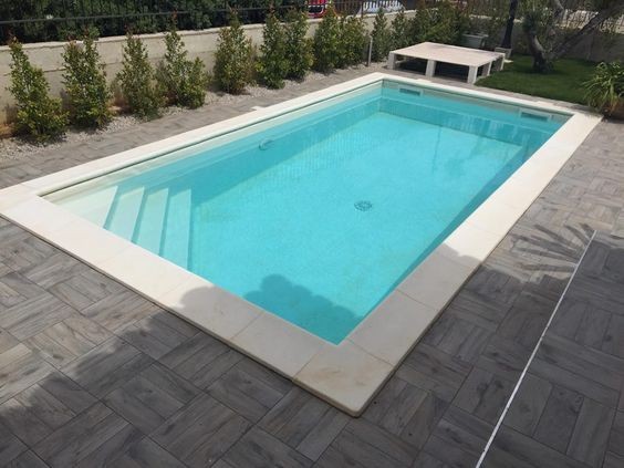Escaleras de obra para piscina: modelo en ángulo