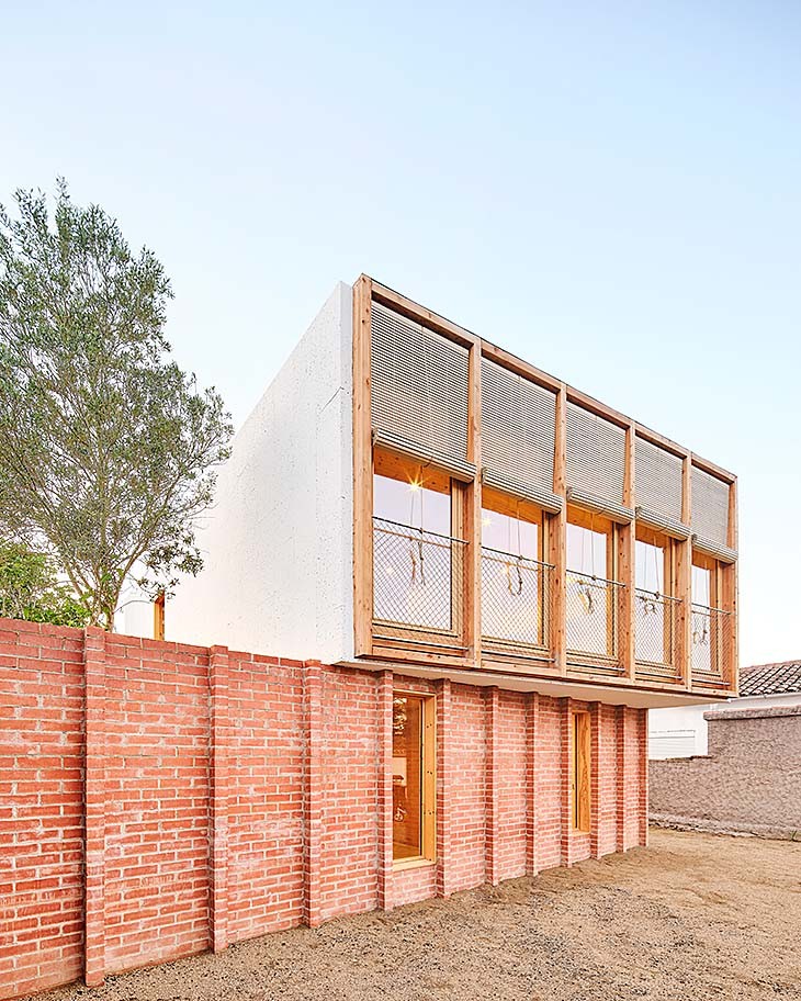 Fachada lateral con ventanales