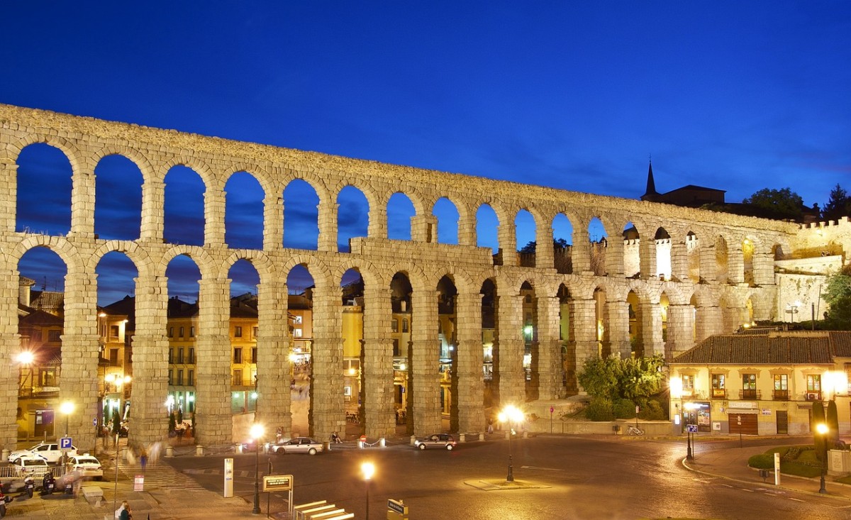 Acueducto de Segovia iluminado al anochecer