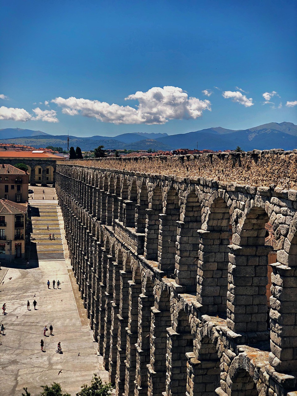 Vista de la longitud del acueducto de Segovia