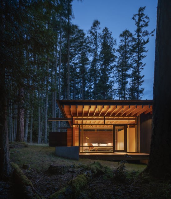 La casa iluminada por la noche