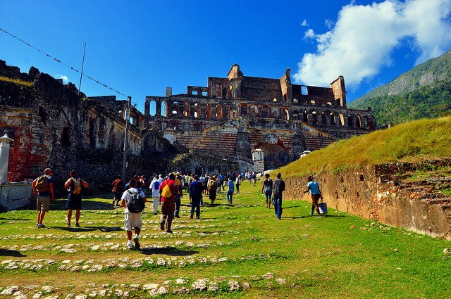 Turistas visitando la ciudadela