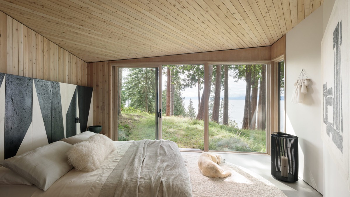 Dormitorio con grandes ventanales