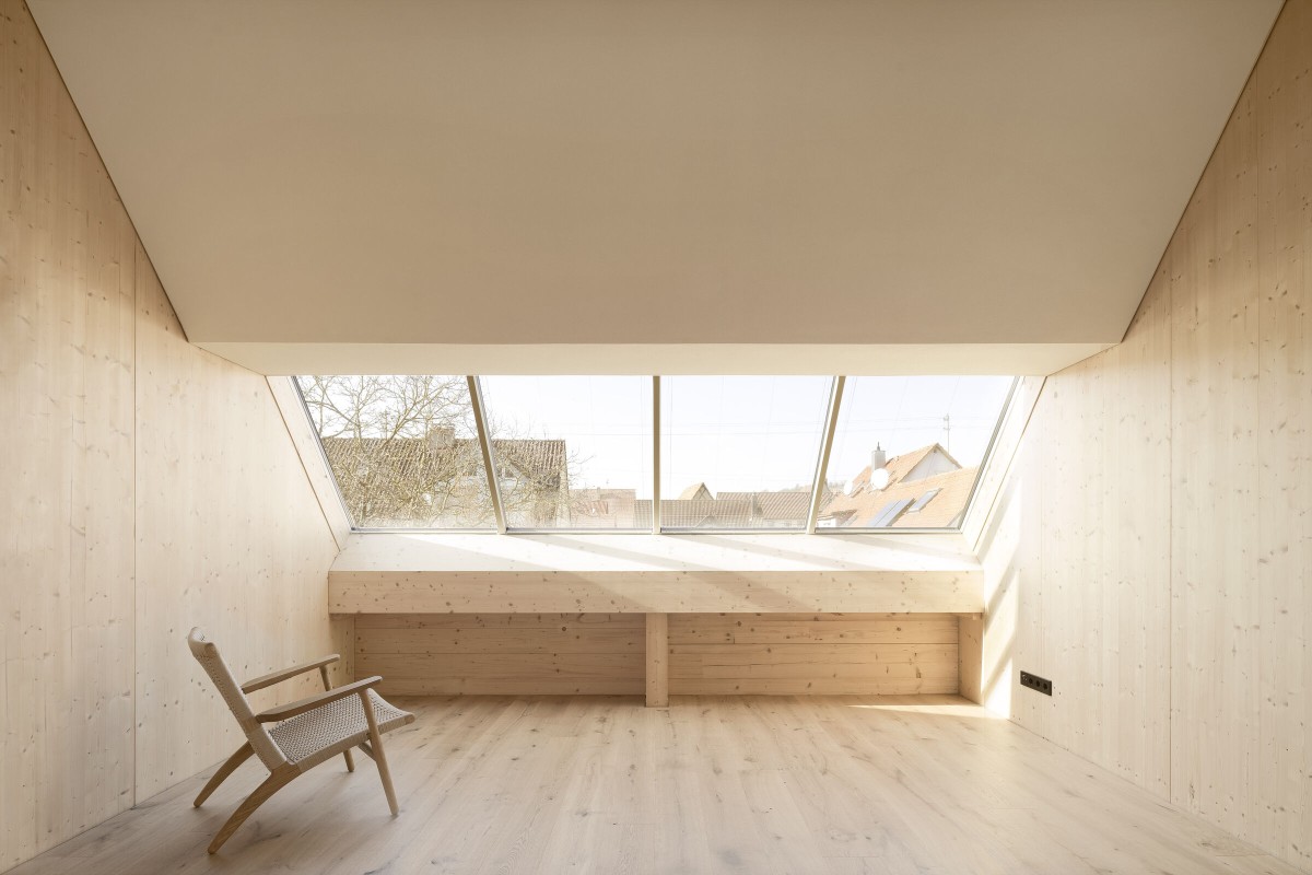 Estancia con ventanas y una mecedora