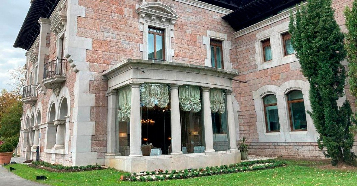 A la venta el Hotel Castillo del Bosque la Zoreda, un palacete del siglo XX, por 7 millones