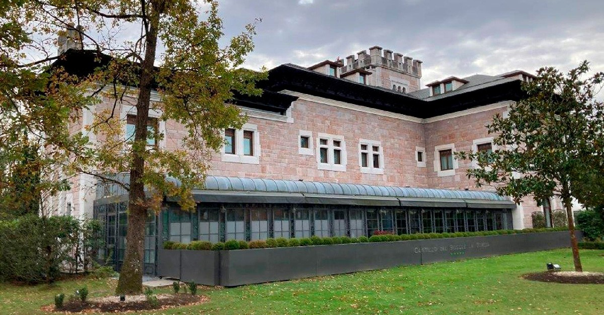A la venta el Hotel Castillo del Bosque la Zoreda, un palacete del siglo XX, por 7 millones