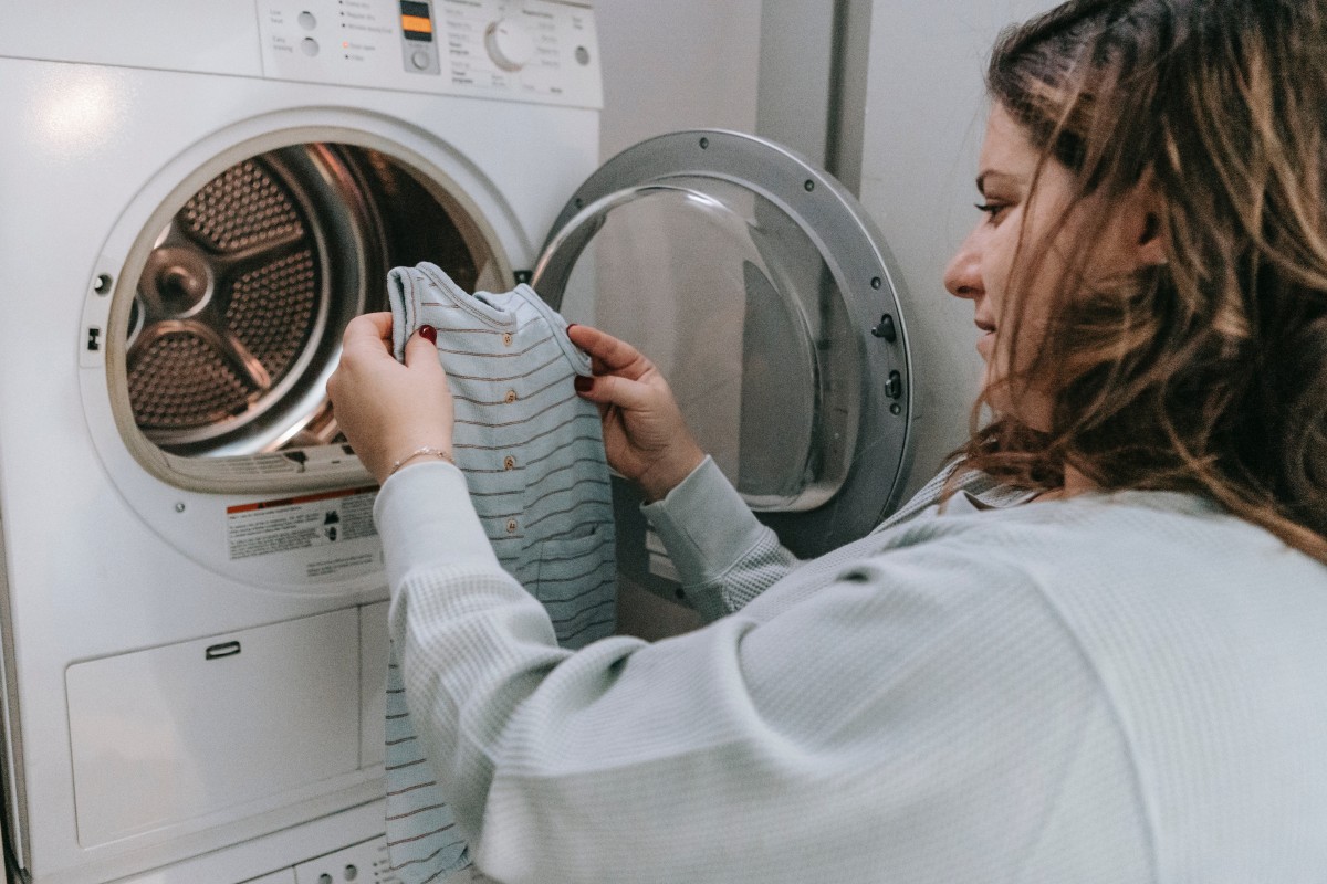 El truco de las bolas de lana para que la ropa salga planchada de la  secadora