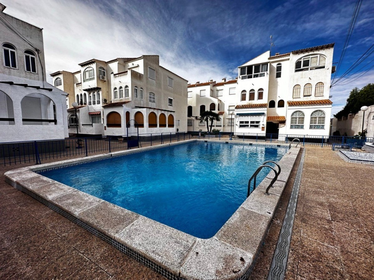 Baix amb terrassa i piscina a la venda a Alacant per 65.000 euros / idealista