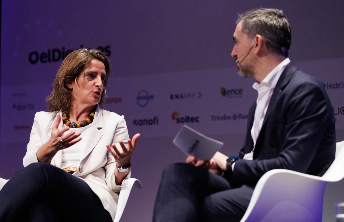 La vicepresidenta tercera del Gobierno y ministra para la Transición Ecológica y el Reto Demográfico, Teresa Ribera, y el director de 'eldiario.es', Ignacio Escolar, durante la III edición del foro ‘Fondos Europeos III'