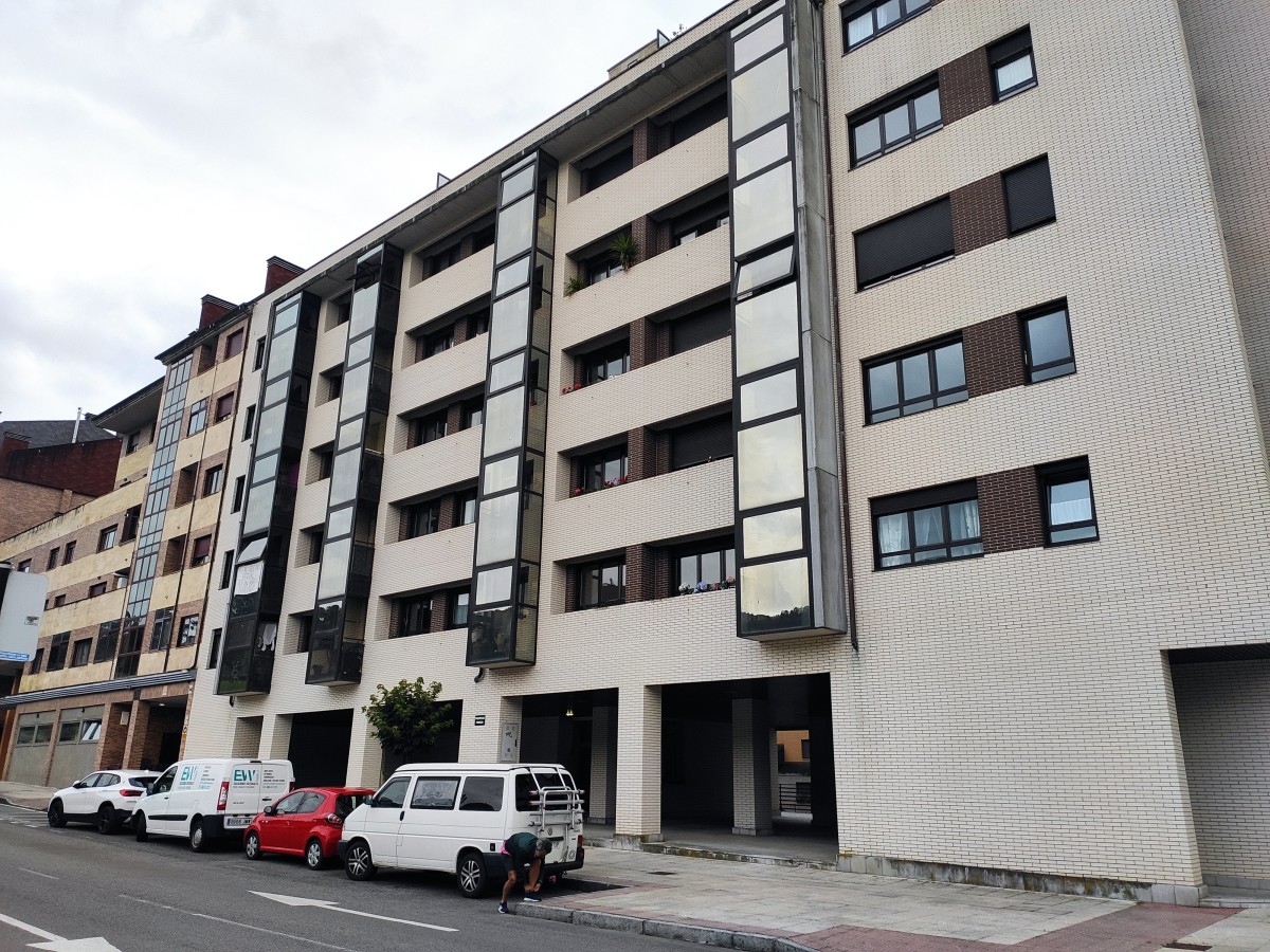 Archivo - Las compraventas de vivienda en España desciende un 8,7% interanual en abril, según el Colegio de Registradores.