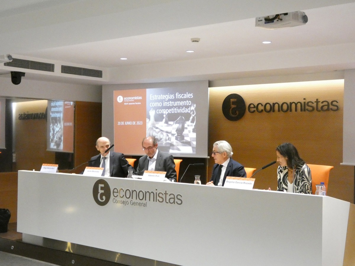 Ex director de Tributos del Ministerio de Hacienda, Diego Martín-Abril, coordinador del Observatorio de Fiscalidad Corporativa del REAF-CGE, Jaume Menéndez, presidente del CGE España, Valentín Pich y directora Fiscalidad de Iberdrola,Begoña García-Rozado