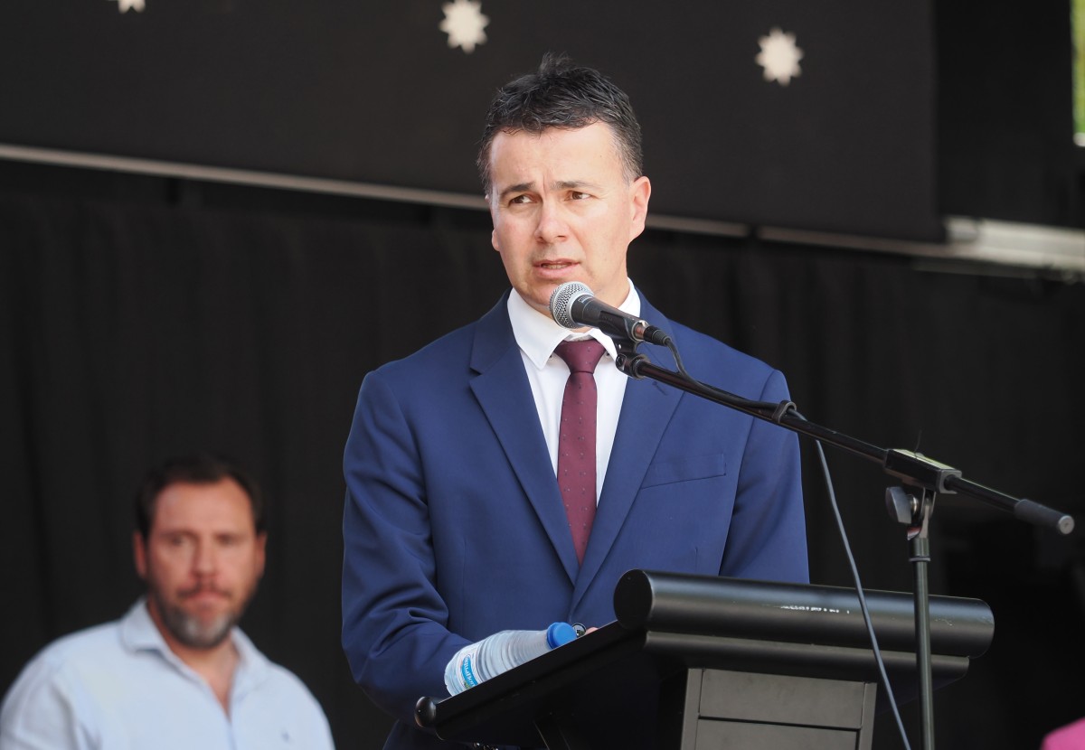 El ministro de Industria, Comercio y Turismo, Héctor Gómez, interviene durante su visita a la I Feria de la Tapa, en la Acera de Recoletos de Valladolid, a 16 de junio de 2023, en Valladolid, Castilla y León (España).