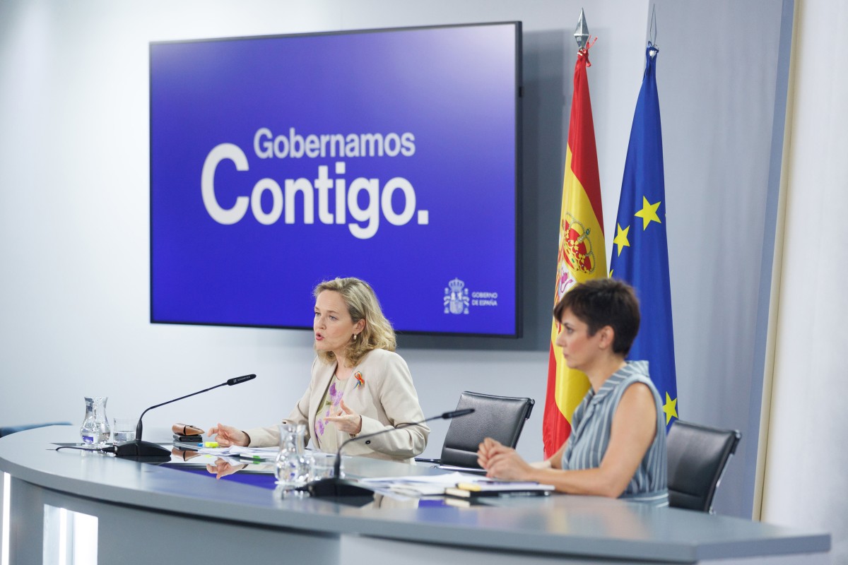 La vicepresidenta primera y ministra de Asuntos Económicos y Transformación Digital, Nadia Calviño (i) y la ministra Portavoz y de Política Territorial, Isabel Rodríguez (d), durante una rueda de prensa posterior a la reunión del Consejo de Ministros, en 