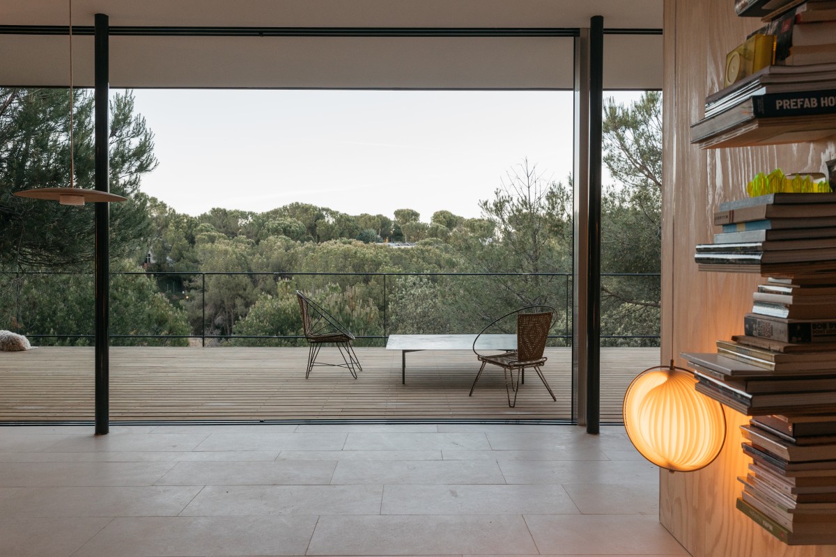 El jardín penetra en la vivienda