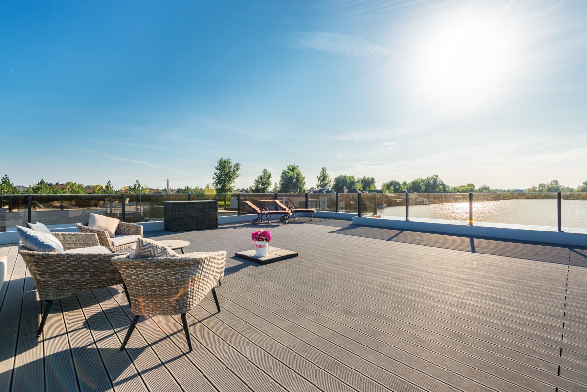 Deck de madera: espacio diáfano para abrir la temporada de barbacoas